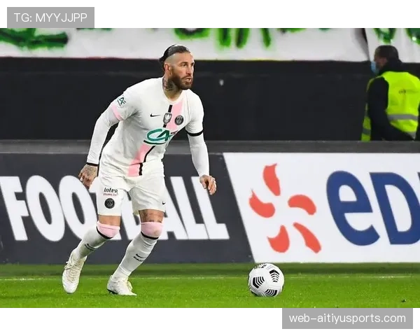 拉莫斯靠高位逼抢屡屡突破防线，本赛季角色转型提升后防压制能力